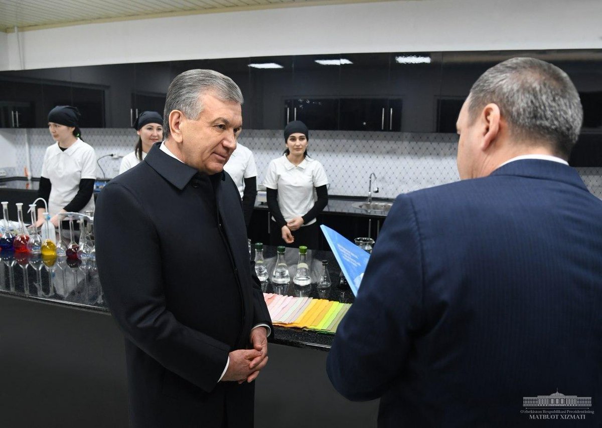 president_uz's tweet photo. The head of our state is introduced to the activities of Develop Textile foreign enterprise in the Hazorasp Free Economic Zone.

#Mirziyoyev #Uzbekistan #Khorezm #trip #economy #HazoraspFEZ #business #jointprojects #cottonreprocessing #textile #exports #jobcreation https://t.co/PLGkDqJ7Yx