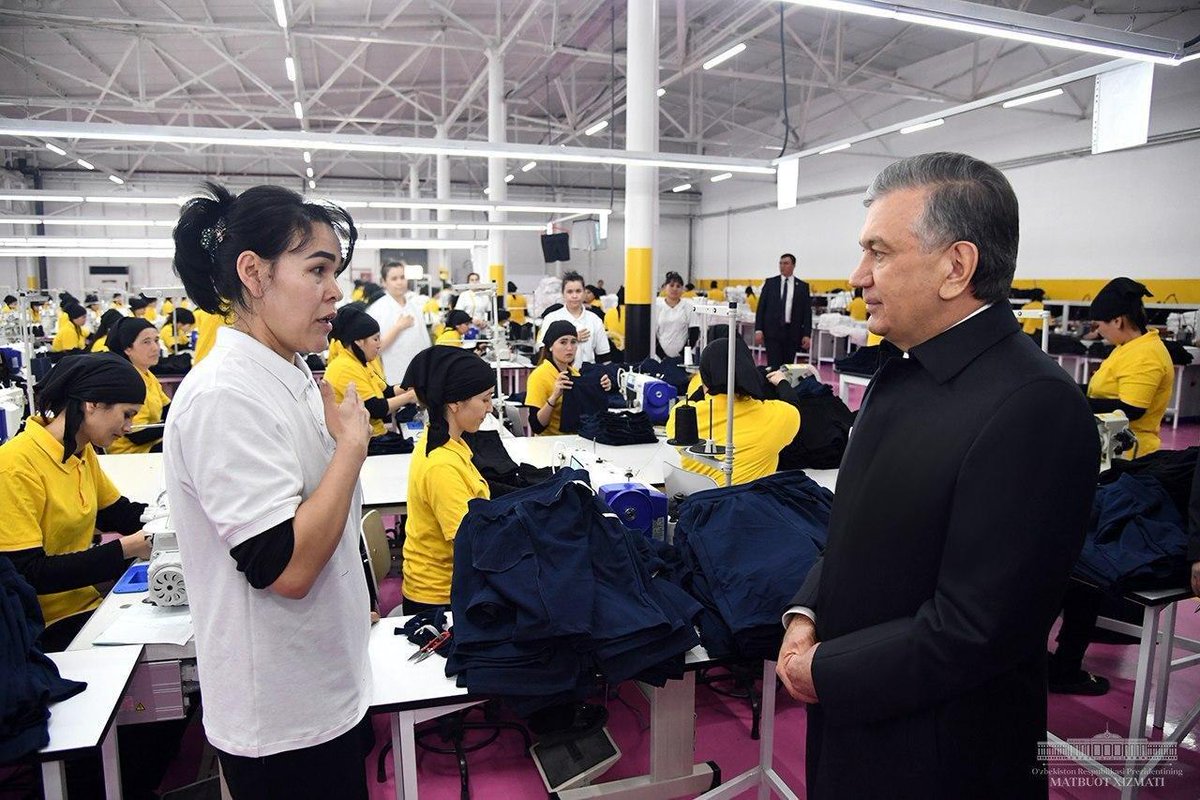 president_uz's tweet photo. The head of our state is introduced to the activities of Develop Textile foreign enterprise in the Hazorasp Free Economic Zone.

#Mirziyoyev #Uzbekistan #Khorezm #trip #economy #HazoraspFEZ #business #jointprojects #cottonreprocessing #textile #exports #jobcreation https://t.co/PLGkDqJ7Yx