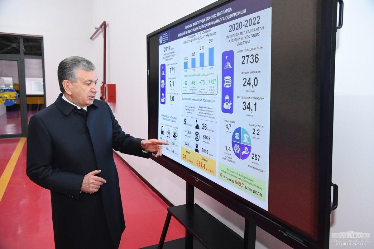 president_uz's tweet photo. The head of our state is introduced to the activities of Develop Textile foreign enterprise in the Hazorasp Free Economic Zone.

#Mirziyoyev #Uzbekistan #Khorezm #trip #economy #HazoraspFEZ #business #jointprojects #cottonreprocessing #textile #exports #jobcreation https://t.co/PLGkDqJ7Yx