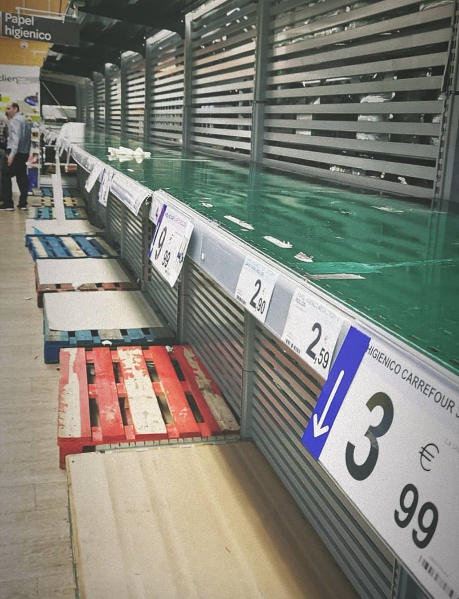 ElenanitoBrun's tweet photo. España 2020. La gente entró en pánico porque pensaba que iban a cerrar los supermercados por COVID-19. Primer producto en acabarse: papel higiénico. https://t.co/sQmA3y5lRa