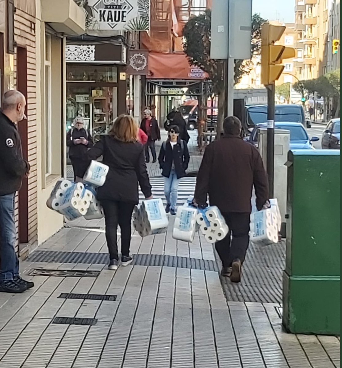 ElenanitoBrun's tweet photo. España 2020. La gente entró en pánico porque pensaba que iban a cerrar los supermercados por COVID-19. Primer producto en acabarse: papel higiénico. https://t.co/sQmA3y5lRa