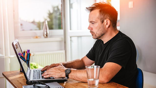 Un tiers des salariés font du télétravail début 2020 (et ça devrait encore augmenter avec le #coronavirus) --> courriercadres.com/entreprise/vie… / une étude <a href="/MalakoffHumanis/">Malakoff Humanis</a>