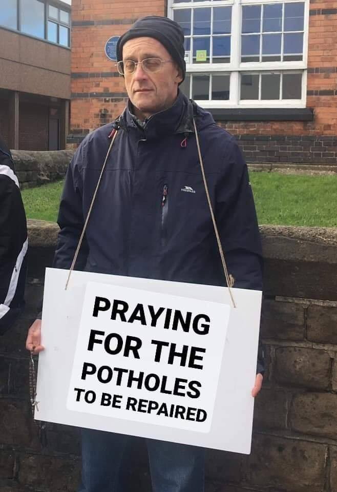 jazi68's tweet photo. Absolutely love the response from the people of #Stapleford #Ng9 to having the fanatical #40dfl invade their town! 
😂😂😂😂😂 https://t.co/AYSvx59TAp