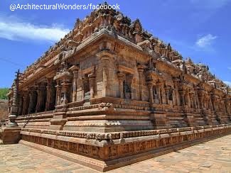 12c  #Airavateshwara temple, Darasuram, TN was built by  #RajaRajaChola II.The  #Shiva temple got its name after Airavata, the elephant of IndraThe temple is built of Stones & has 2 Sun dials which are incorporated as the wheels of chariot with stone horses in the Tiru mantapa 1/2