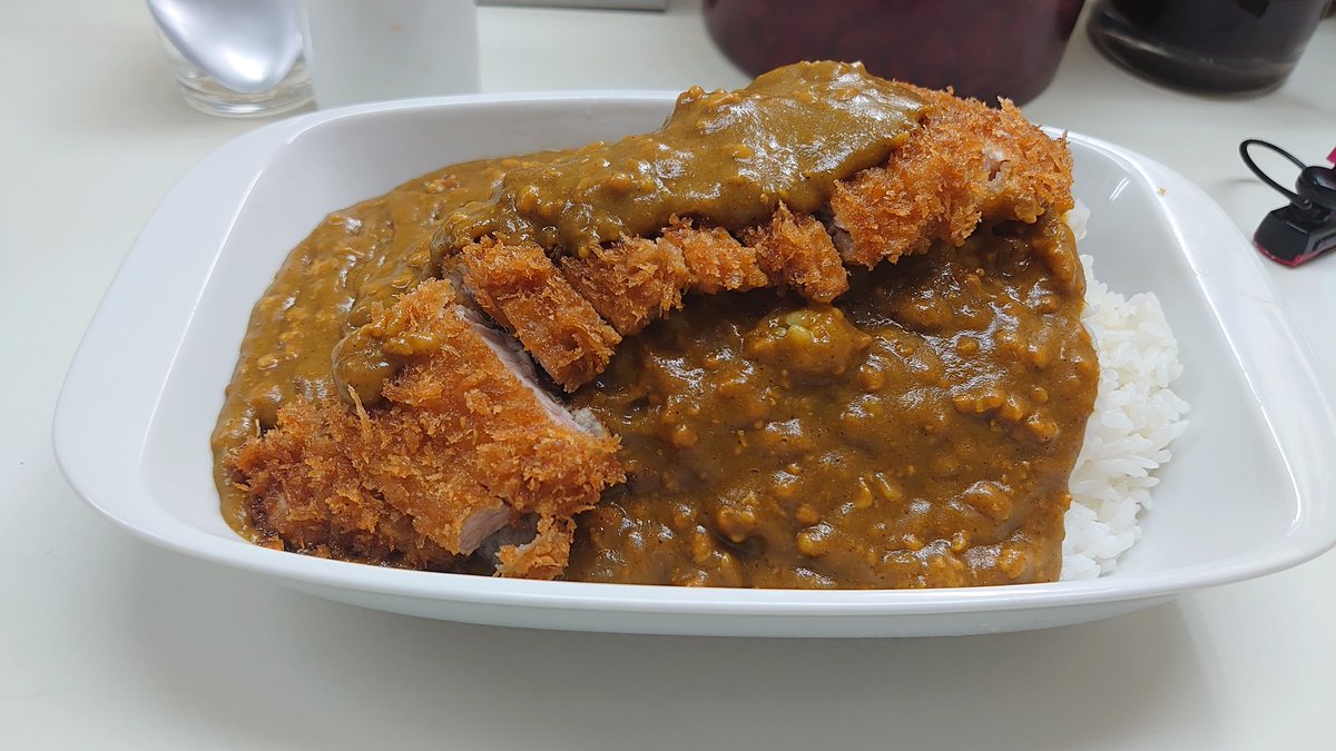 ココちゃん ボス ココア 久しぶりに神保町居たからライスカレーまんてんに カツカレー大盛り650円とか安い O そして駅でピンクのmonster配ってた