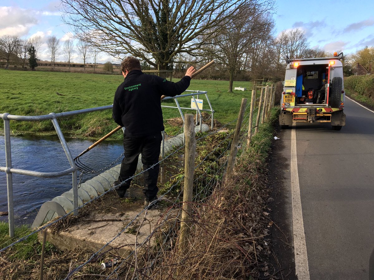 DeTom48's tweet photo. #StourFieldTeam keeping the water flowing, it’s a nicer job when the wind and rain have stopped #LittleStour #ReliefChanel #ProtectingProperties https://t.co/Lr8qbIvGUa
