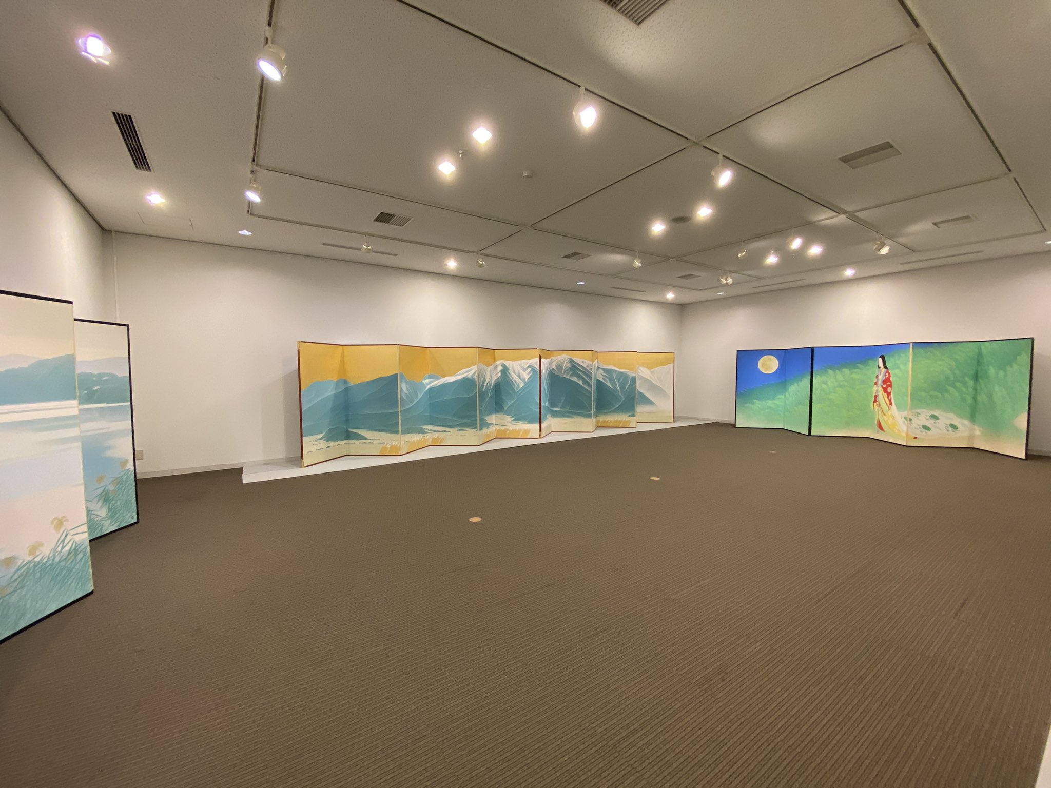 田島達也 現代の青緑山水を描く浅野均と現代の大和絵風景を描く大野俊明 日本絵画に滔々と流れる和と漢の伝統 その今日的なあり方を見せてくれたこの2人の共演は 単なる退任記念展を超えて 現代日本画展として神展示だと思う 22日まで T Co