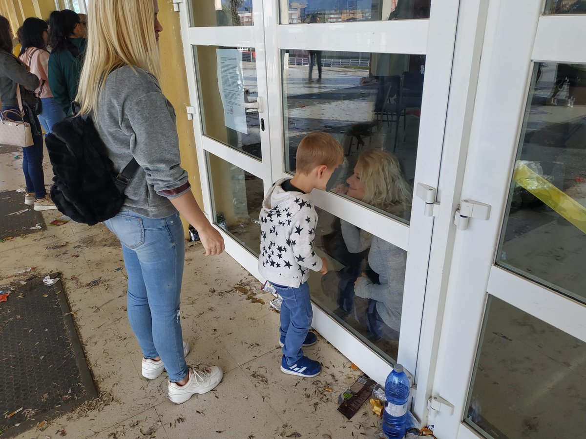 PCTEAndalucia's tweet photo. Hoy en el encierro de las limpiadoras de la UMA una huelgista se comunicaba así con su hijo. https://t.co/PwsZEDdzIJ