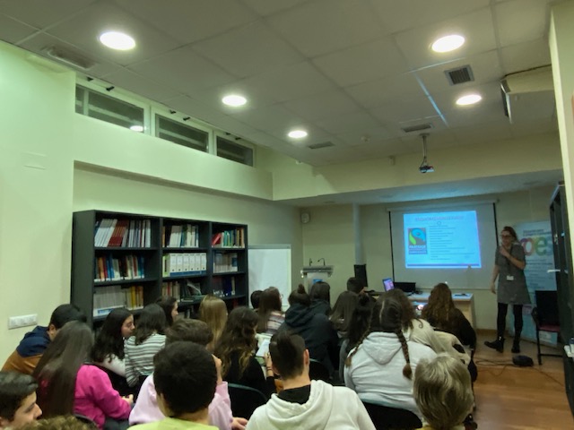 escolaconsumo's tweet photo. Bo día! Onte o alumnado do Ies San Alberto de Noia visitou as nosas instalacións e realizamos unha charla sobre Consumo responsable e sostible ademáis de traballar a linguaxe publicitaria, a publicidade ilícita e o consumo responsable no supermercado. https://t.co/NIZwIxjNpe