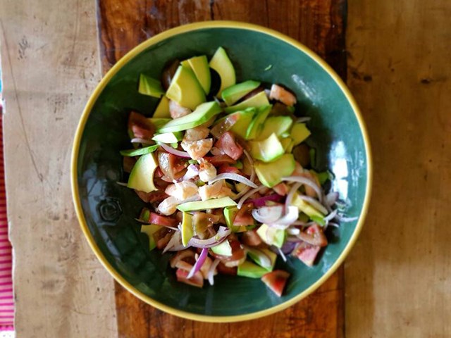 Esta es una receta super fácil, rápida y saludable con langostinos cocidos, aguacate, tomate, un poco de cebolla roja, cilandro y pimiento verde 

#clínicamorano #blog #recetas #labuenadieta #aguacate #langostinos #blogcristinaoria #elle #loveisinthefood

bit.ly/2lUo9g9