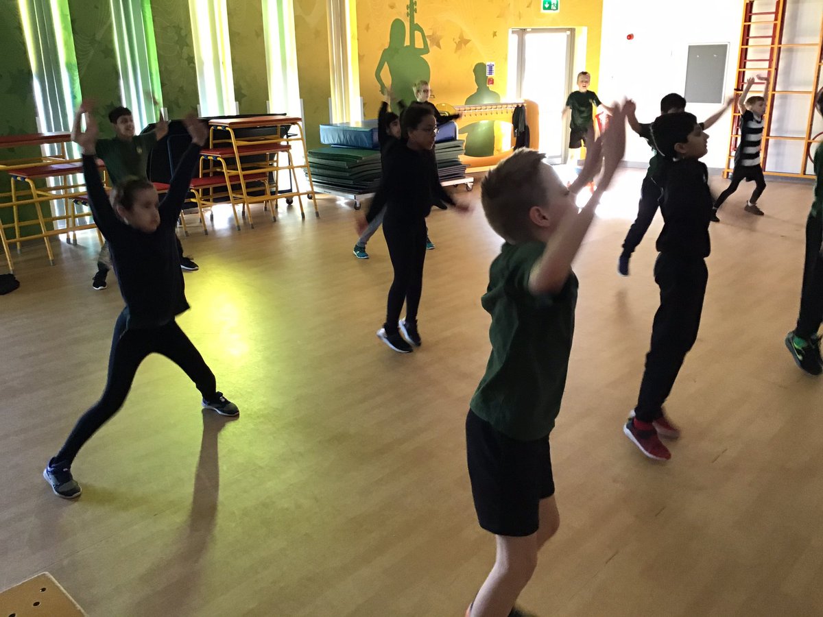 larksMPS's tweet photo. We are using a @thebodycoach 8 minute work out to help us to warm up in PE this morning! #feelingwarm @Sports1MPS https://t.co/uPMEVjOkSd