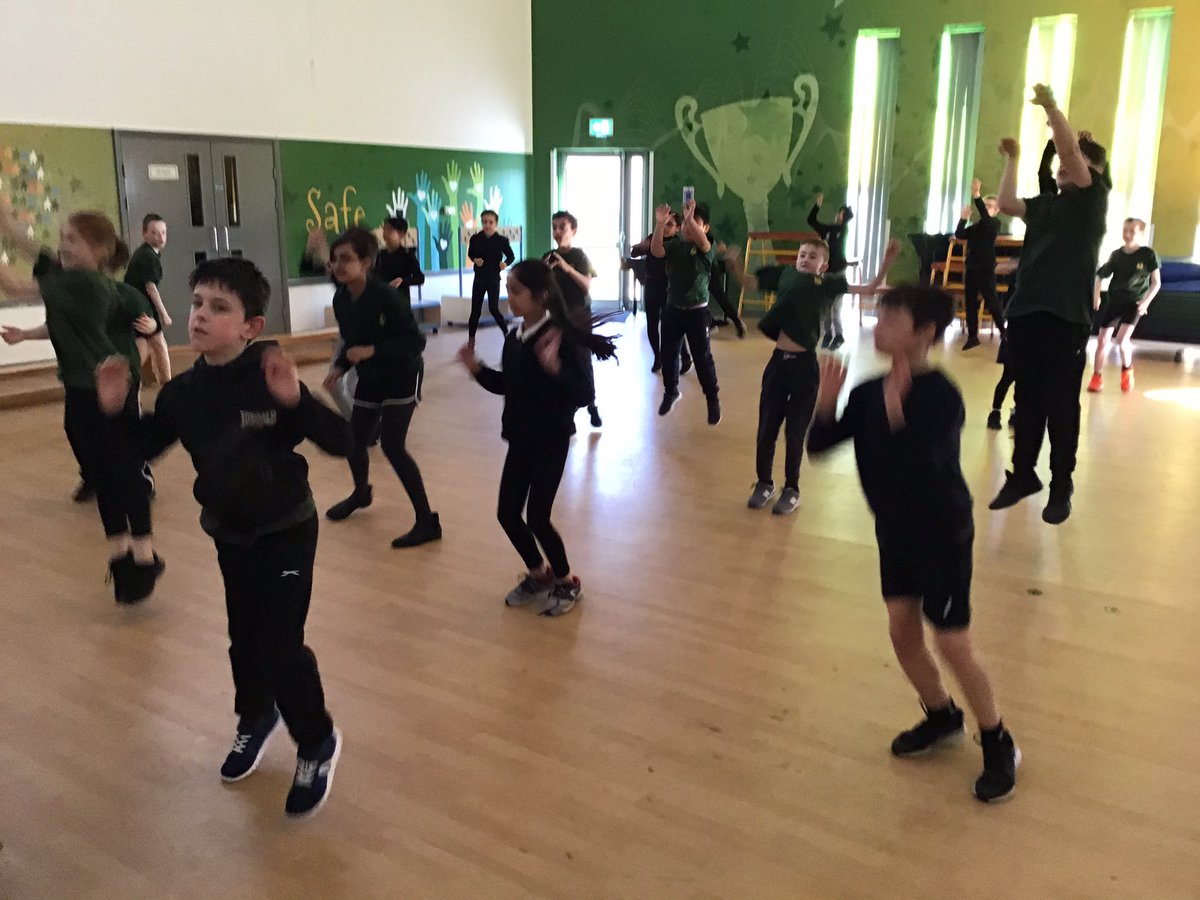 larksMPS's tweet photo. We are using a @thebodycoach 8 minute work out to help us to warm up in PE this morning! #feelingwarm @Sports1MPS https://t.co/uPMEVjOkSd