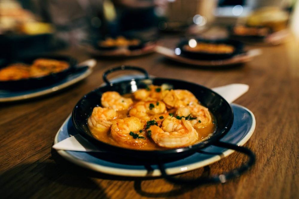 Hands up who love Gambas? 🦐🌶

A classic Spanish dish, our garlic prawns are served with a potato purée, crispy garlic and hot smoked paprika 😍

Book now for your weekend tapas fix ➡️ buff.ly/2NVL3Po

#LoveMK #OleTapasBarMK