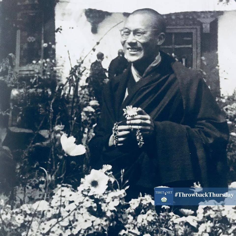 ダライ ラマ法王日本代表部事務所 チベット ラサ の ノルブリンカ で撮影された当時22歳の ダライ ラマ法王 のお写真です ノルブリンカは ダライ ラマ7世によって建設され 1780年代から1959年にダライ ラマ14世が亡命を余儀なくされるまで 歴代