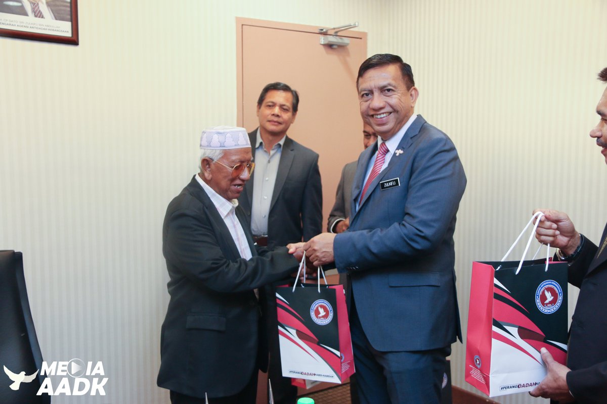 AADKMalaysia's tweet image. KAJANG, 12 Mac 2020. Berlangsung perbincangan antara AADK dan Majlis Ahli Lembaga Pelawat AADK Malaysia (MALPALM). YDh CP Dato' Sri Zulkifli Abdullah mempengerusikan mesyuarat manakala MALPALM di ketuai oleh YBhg Datuk Abdullah bin Hj Abu Bakar. #MALPAL