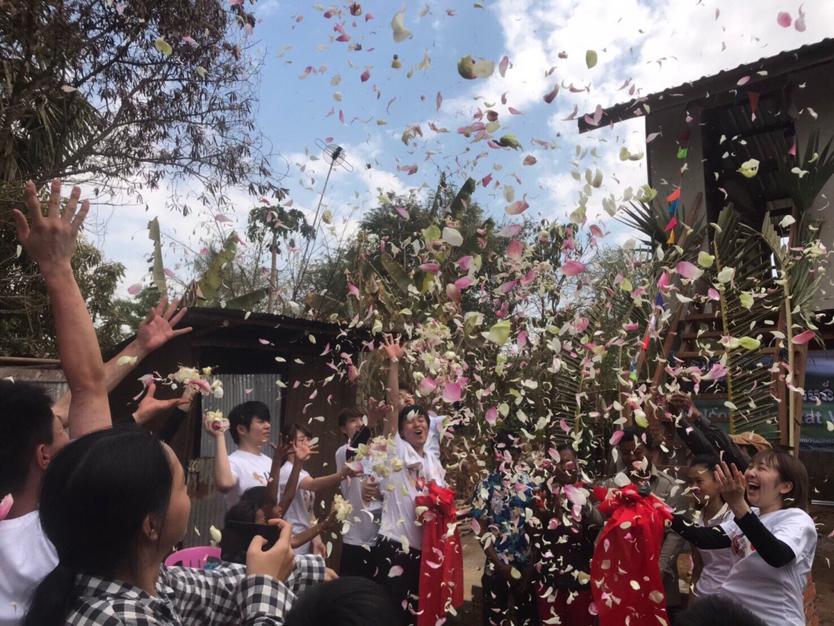 atmusashi2018's tweet photo. 🌸新入生の皆さんおめでとうございます🌸

武蔵大学ボランティアサークルA'tです！国際NGO団体Habitat for Humanityの学生支部として貧困地域の人々に家を届けたり、国内、地域ボランティアを行なっています！🌍

ここで随時A'tに関しての情報を発信していきます✨

#春から武蔵 #春から武蔵大学 https://t.co/wcgl0Ts2UJ