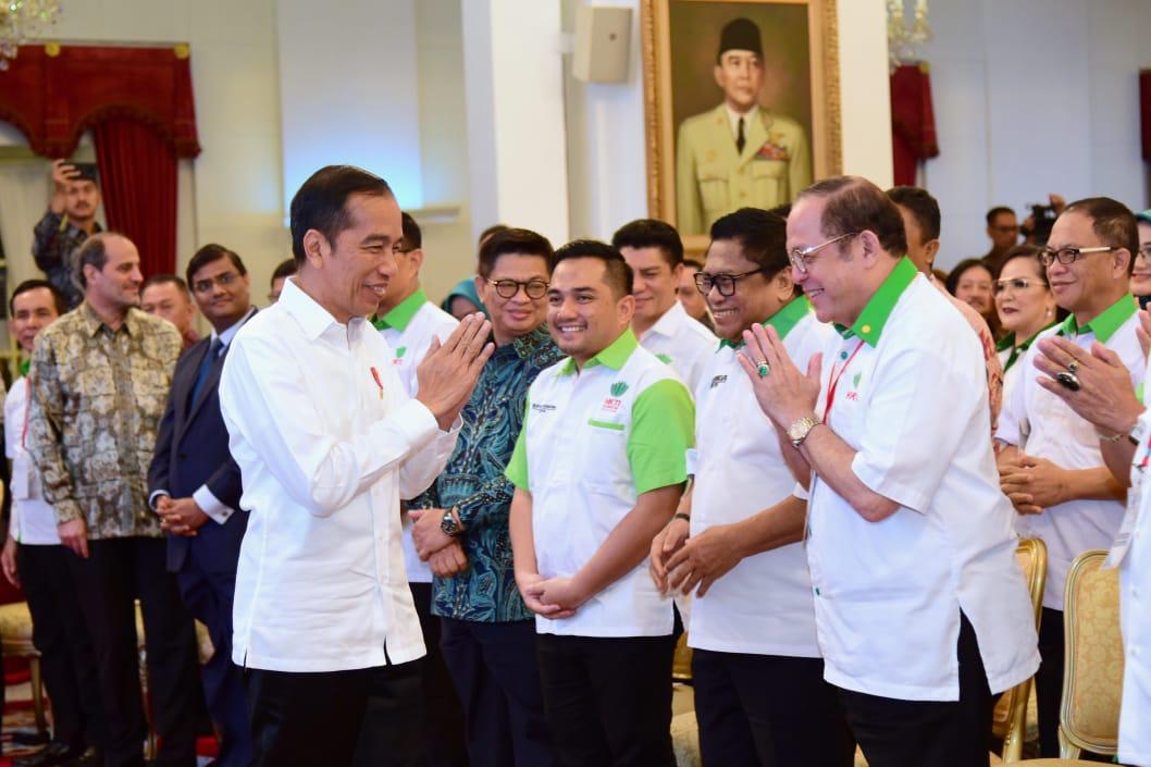 jokowi's tweet photo. Menghadapi wabah global virus korona, kita perlu menyesuaikan diri dengan kebiasaan-kebiasaan baru. Misalnya, tetap saling menyapa tanpa harus berjabat tangan, rajin mencuci tangan dengan sabun, mengenakan masker bagi yang sakit. https://t.co/aigic4uEB4