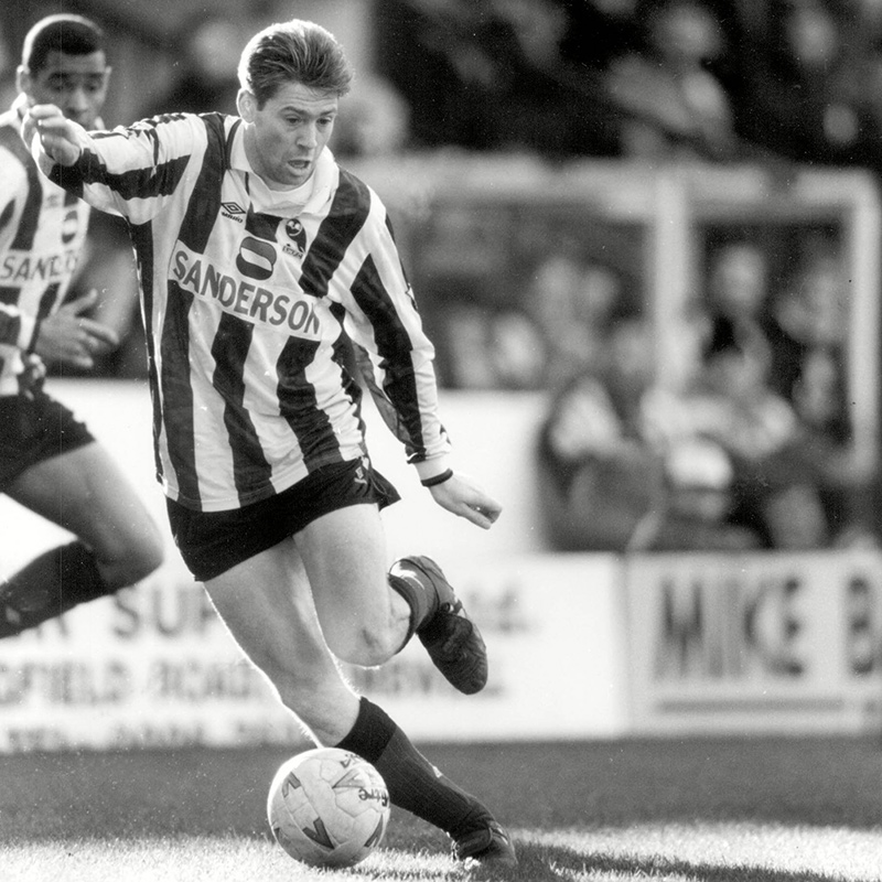 .<a href="/chriswaddle93/">Chris Waddle</a> is at Hillsborough this morning filming with <a href="/premierleague/">Premier League</a> productions..

He's signed this shirt and we're giving it away!

RT for your chance to win #swfc