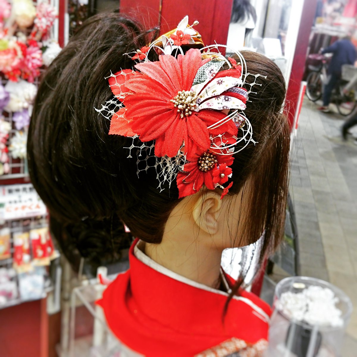 コマチヘア 浅草のかつら かんざし専門店 V Twitter このところ提灯ばかりアップしてたのでちゃんと髪飾り もアップします 本日の一品は大正ロマン溢れるレトロな雰囲気と可愛らしさが共存している大振りな花髪飾りです 浅草 仲見世 新仲見世 髪飾り 花髪飾り