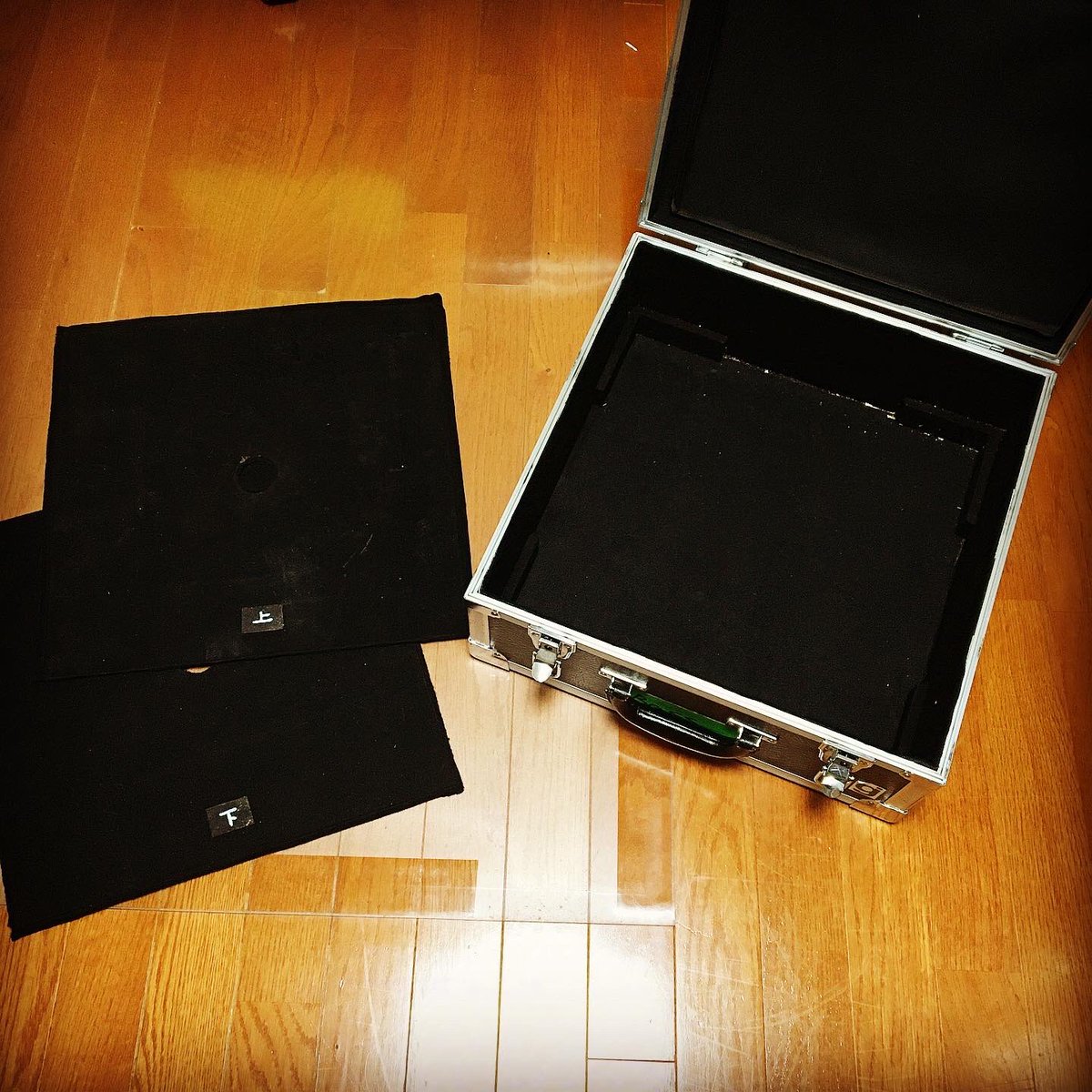 goro_murata's tweet photo. 機材のチェックや整理などを。
先日のベース会での出会いや発見もあり非常に有難いです。
機材や音楽の事をあーだこーだ考えたり試したりしている時間は悩ましくもあり楽しくもある一時です。
#小物入れゲット #fenderusa #77年 #pbass #tubeworks #塩バターどら焼き
https://t.co/rqlJp9BUQ8 https://t.co/eSpKU9mWsN