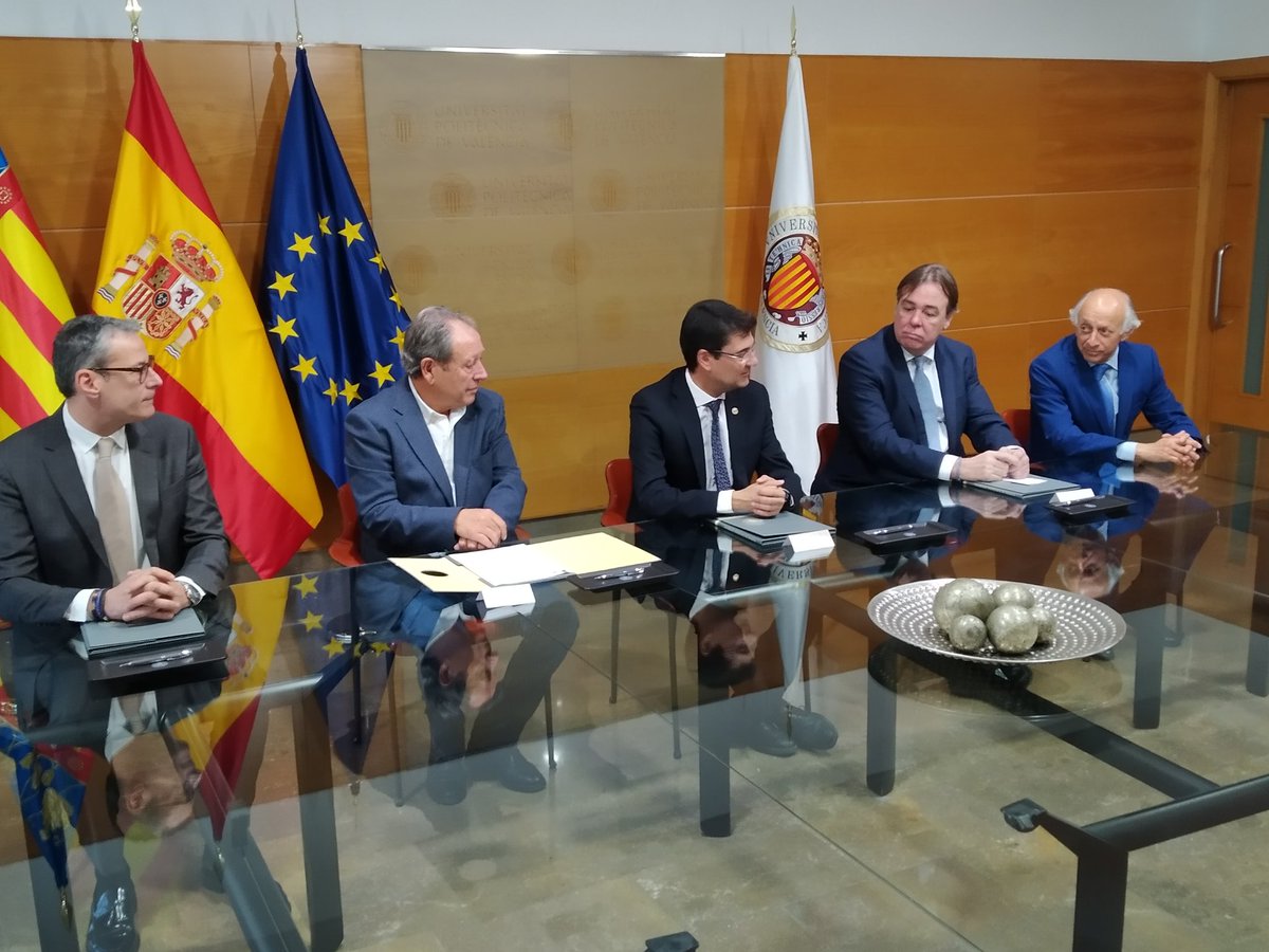 HUBdeinversion's tweet photo. El Ilmo. Rector Magnífico de la @UPV  @FcoMoraUPV da la bienvenida  los #patronos que firman la adhesión al Observatorio de la Vivienda. Carlos Peiró, CEO del @HUBdeinversion aporta la experiencia #proptech a esta iniciativa. https://t.co/7uhbqEaKNx