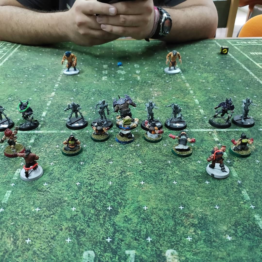 bowl_choco's tweet photo. 3a J #ChocoLeague - Nos Gustan las Rubias 2 Vs El Nigro Combina con Todo 1 / Partido con lluvia en el que los enanos no dejan respirar al equipo de @edensc algo mermado por daños sufridos en el pasado. Los Enanos siguen con paso firme en la 🙍de la Liga. #BlloodBowl @Kaesar10 https://t.co/lVSxZJ4pyA
