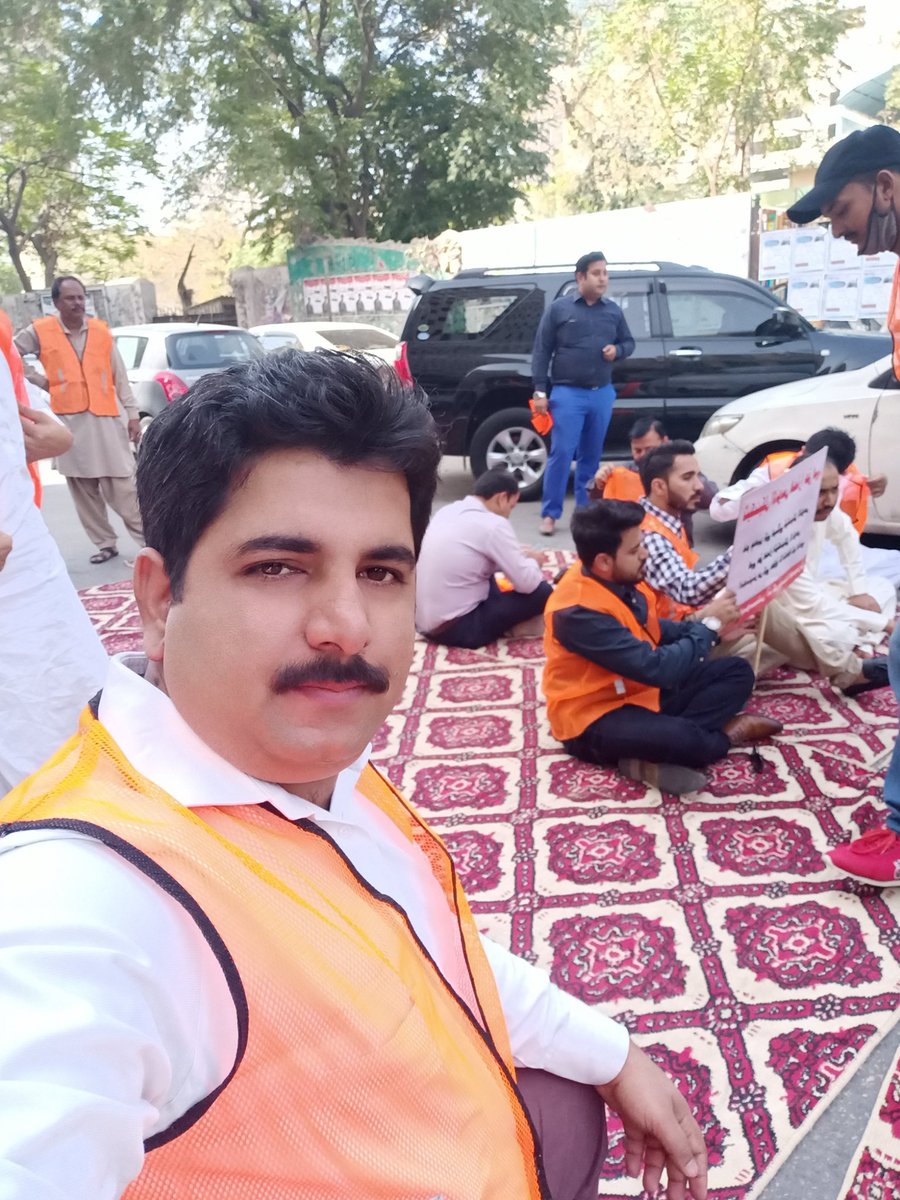 EngrSrd's tweet photo. Engineers of all departments of Sindh govt including me are gathered at PCK , recording our protest for provision of Technical allowance like sister provinces .
GOS must stop this descrimination with engineers .
#EngineersProtest
#TechnicalAllowance
#SindhGovt https://t.co/EY2KMq9qu4