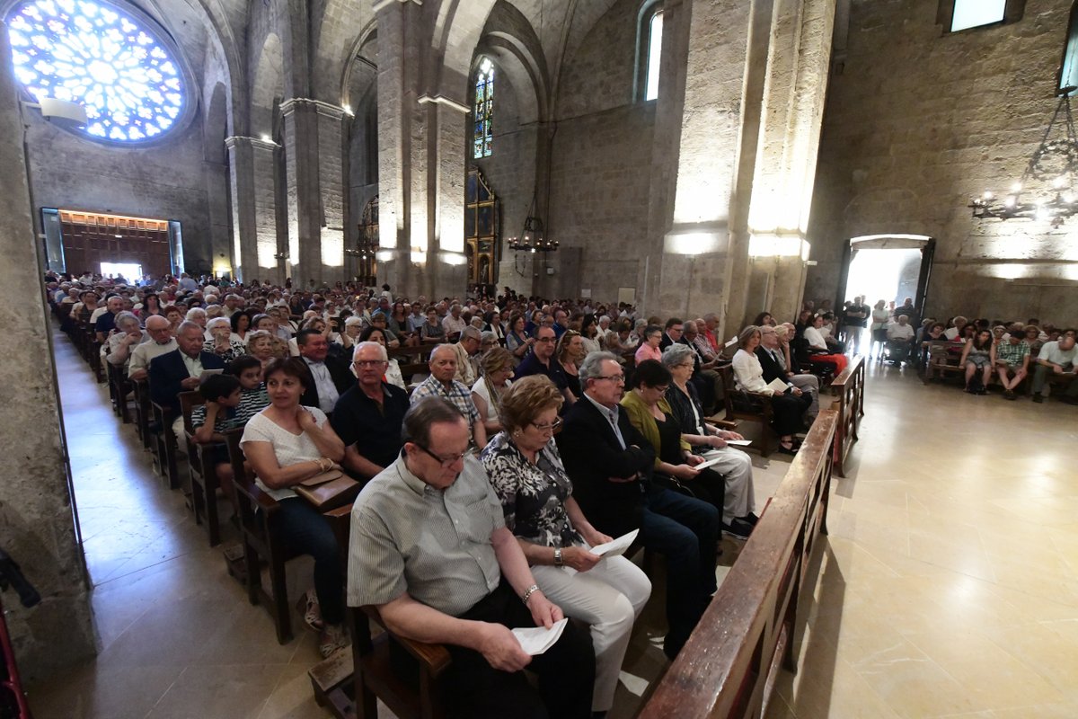 tvsantcugat's tweet photo. Les misses a l'església del Monestir es faran amb un màxim de 250 persones. S’augmenten les misses de diumenge: dues misses avançades el dissabte (a les 19h i a les 20h) i s’amplia la oferta de diumenge (a les 9h, 10h, 11h, 12h, 13.15, 19h i 20.30h) #santcugat @emilimarles https://t.co/H2Zj7Li5nO