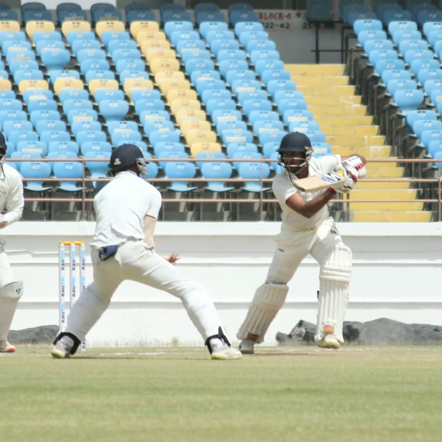 CabCricket's tweet photo. Moments from the second session of the #RanjiTrophyFinal between Bengal Vs Saurashtra on day 4.
#CAB
#SAUvBEN
#SupportTeamBengal https://t.co/bIl7n3FdWy