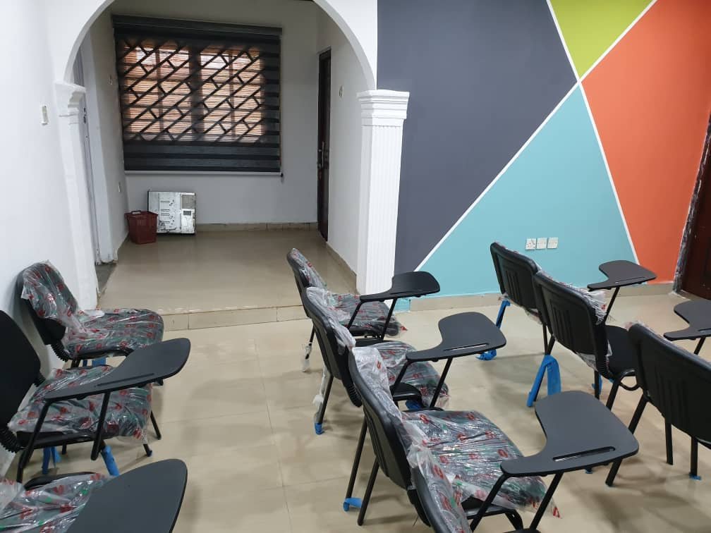 greaterheights_'s tweet image. A training room with AC, Conducive, uninterrupted power, display and sound facilities perfect for mini-lectures, training of staff and a mini hangout. 

The new office space also has on display and sale of renewable energy devices such as solar panels,  

#Thread2 @AkureHowFar