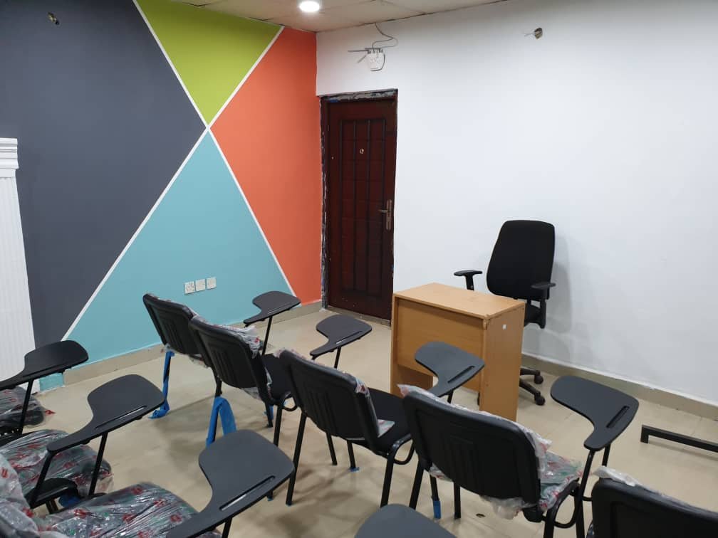 greaterheights_'s tweet image. A training room with AC, Conducive, uninterrupted power, display and sound facilities perfect for mini-lectures, training of staff and a mini hangout. 

The new office space also has on display and sale of renewable energy devices such as solar panels,  

#Thread2 @AkureHowFar
