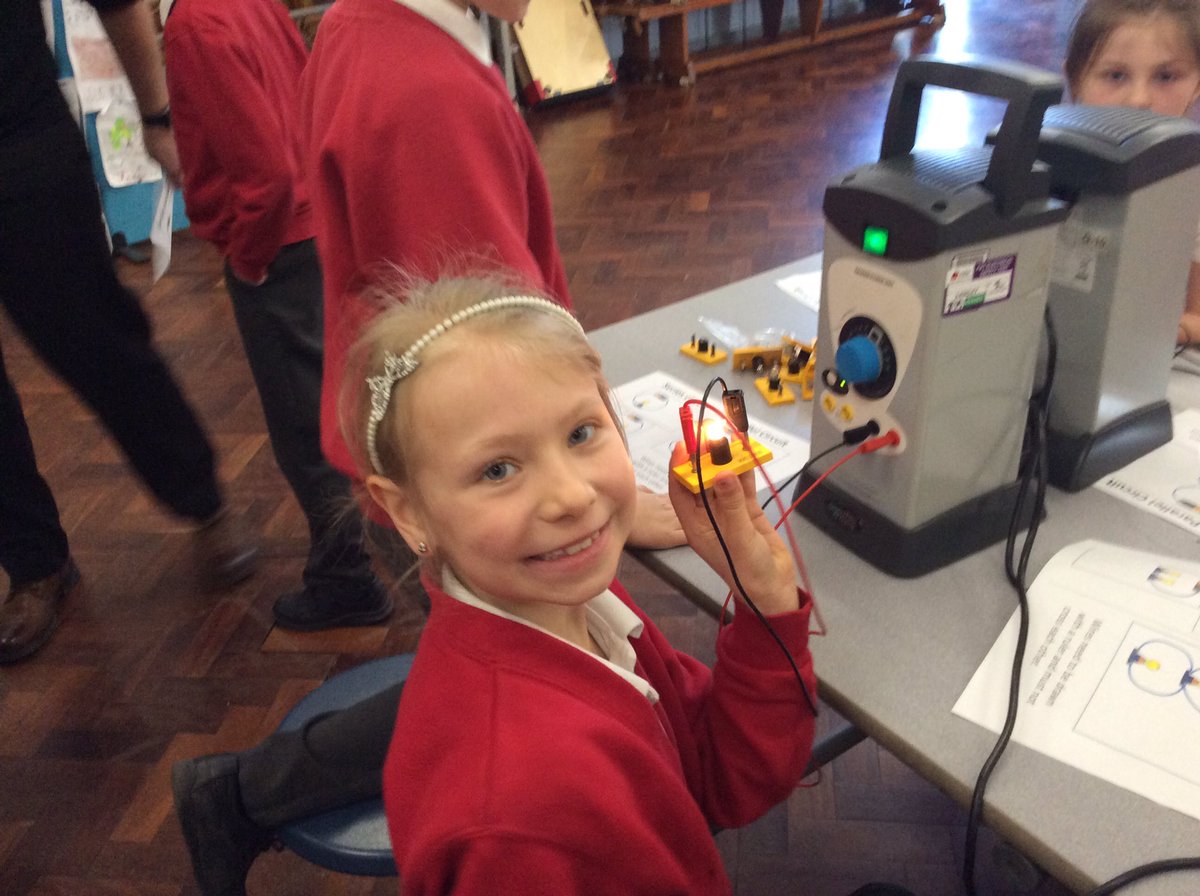 MIssBai69392016's tweet photo. #scienceweek #makingcircuits. We thoroughly enjoyed our lesson on electricity. Thank you Mr Twinning for visiting us. @stjs_staveley https://t.co/R1hdebSfOq
