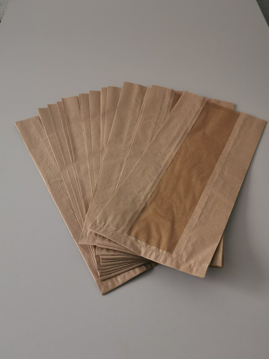 Unsere Papiertüten mit Fenster sind zu 100% aus Recycling Materialien. Das Fenster ist aus Naturfaser und komplett kompostierbar.
Die Maße 120*280*50 mm optimal für Brötchen frisch zu halten.
#papiertüte #brötchentüte #recycling #papertarian #noplastic #plasticfree