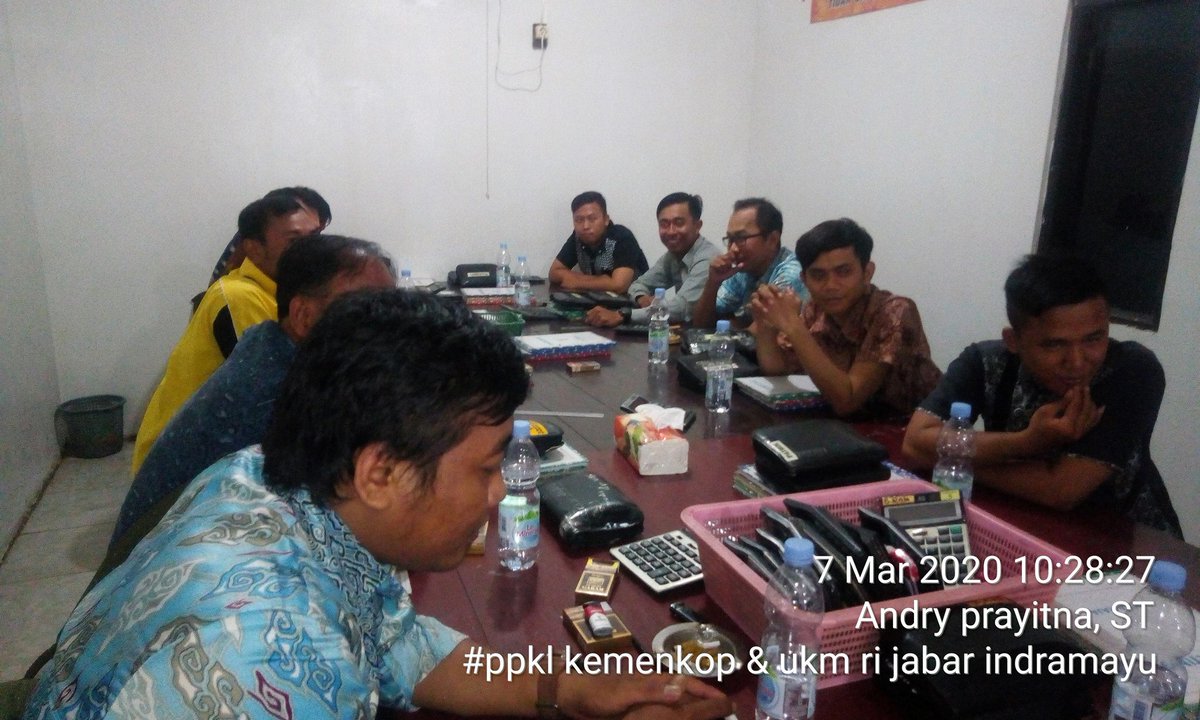 AndryPresiden's tweet photo. Terus menyisir yang sedang tertidur bersama Kabid Koperasi Hj. Rosidah ( benar benar KARTINI ) ksp putri jaya abadi bisa RAT walau tertinggal 2 tahun
#koperasikeren
#ppklkemenkopukmri
#ppklprovjabar
#ppklindramayujuara
#asdeppenyuluhan https://t.co/RCU98W5q0I
