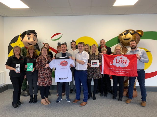 guaranteed_irl's tweet photo. Member @BigRedCloud CEO Marc O'Dwyer presents the prize to the winners @air_ambulance of the Big Red Cloud @PRO14Official #ref4around competition. Wales Air Ambulance is a very worthy winner, providing much needed support to the people of Wales. #AllTogetherBetter https://t.co/RCYg6lrltu
