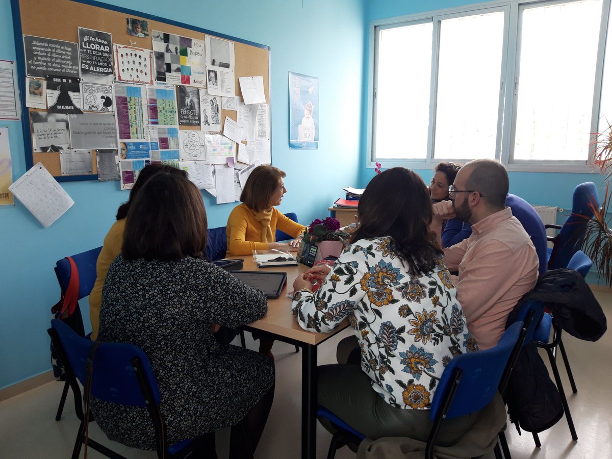 mcyelamo's tweet photo. En @iesitaca ningún niño sale del aula ordinaria "se trabaja en clase no en cuartitos". La gran @mariafotografa7 profesora de PT nos cuenta cómo trabajan la inclusión. Merece consultar su blog: https://t.co/KMtG2LAF3Q @EducaAnd @FormacProfAnd @EducaAndInnova #escuelasmentora https://t.co/jMmZWsOPFk