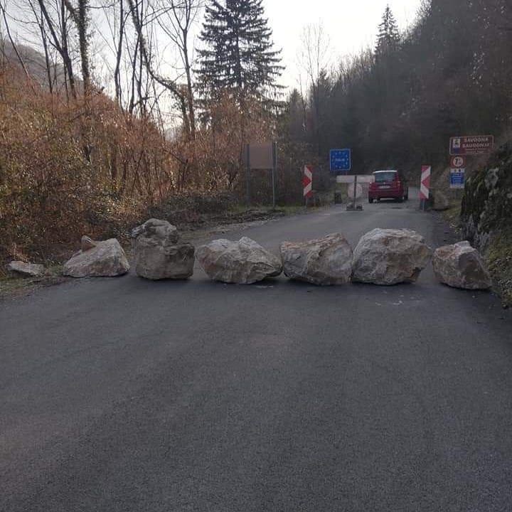 Alessioh_'s tweet photo. Per andare in Slovenia uno dei tuoi pokémon deve conoscere Spaccaroccia https://t.co/4dPLwnlNQQ