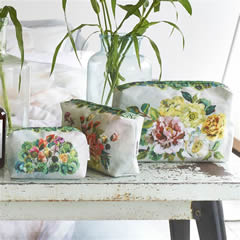 Designer's Guild Grandiflora Rose Epice Washbag
100% Cotton. Digitally printed onto soft coated cotton with practical waterproof.bit.ly/39L7cZC #MothersDaygifts