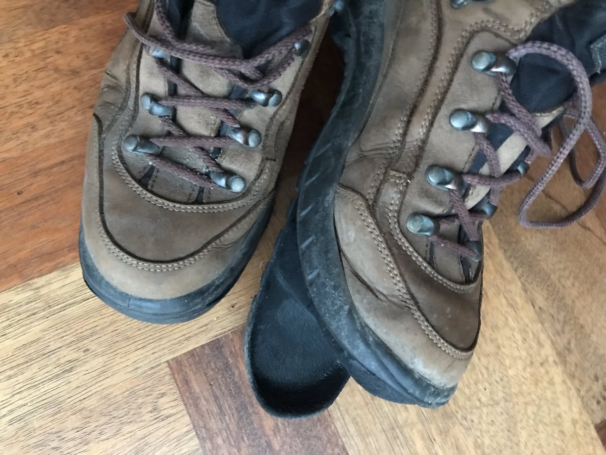 wijsvrouw's tweet photo. Ontelbare kilometers, door weer en wind, naar werk en op vakantie, gedachteloos en vol emotie...ze hebben veel doorstaan, maar mijn wandelschoenen zijn nu echt overleden. Op naar nieuwe stappers: niet te zwaar maar wel waterdicht. Iemand een tip? #wandelen https://t.co/IZKCK11fAl