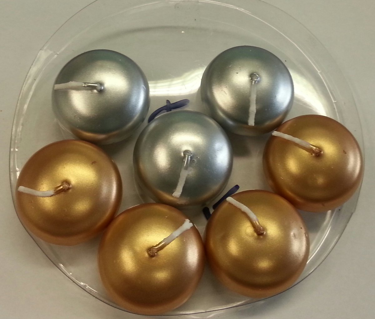 Add some shine and glitter to your water displays with our gold or silver floating candles! Get your case of 80 today! coventgardencandles.co.uk/gold-and-silve… 🕯️🕯️#candles #gold #silver #floating