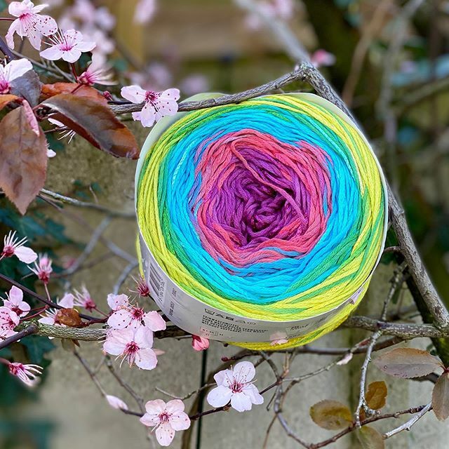 Spring is finally in the air. We have some sunshine today ! This super beautiful cake from the new @langyarns_official collection has stunning vibrant colours. I cannot wait to play with it and make something nice with it. Enjoy the sunshine !  #haken #c… ift.tt/2vgmPJB