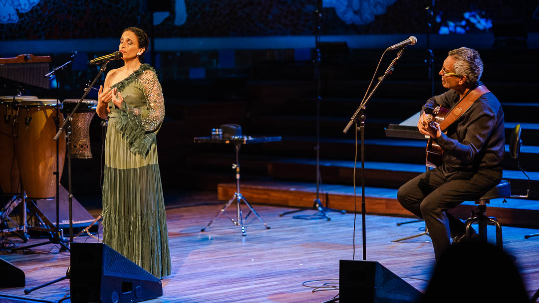 ArcoirisLS's tweet image. 💡 Noa Celebra sus 30 años de carrera en el @palaumusicacat dentro del @guitfestbcn 2020, acompañado de Joan Manuel Serrat, Judit Neddermann y el Cor de Noies de l’@Orfeó Català. 🎤
📸 @JordiDeza
#Noa #GuitarBCN2020 #Serrat #Neddermann #arcoirislightingsystems #arcoirislighting