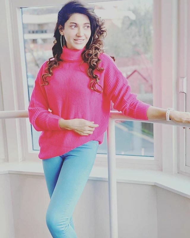 Stunner shades !!! The actress @Sana_fakhar looking fashionable in a pink sweatshirt and blue skin fit denim while out in #London #SanaFakhar