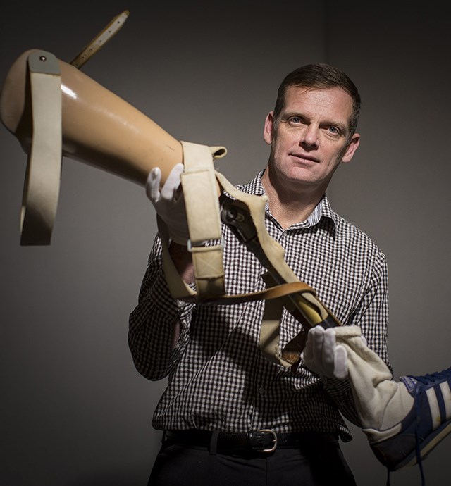 AndersonOrthoMB's tweet photo. Happy #Tbt ☺️
Darrell Fox holds his brother Terry Fox’s prosthetic leg that is now displayed at the Archives Canada Storage facility in Burnaby, BC. 
(📸 Photo courtesy of John Lehmann/The Globe and Mail)

#terryfox #prostheticleg #prosthesis #ottobock #prosthetichistory https://t.co/pv62sH8i2p