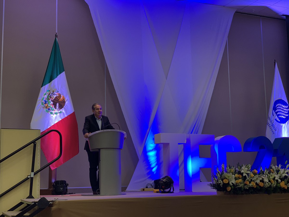 maryfon's tweet photo. Summit nacional de socios formadores. Un ejemplar ciudadano comprometido con su causa #JoseCoppel con la primera charla y hablando desde el corazón. https://t.co/Vlcd5oqBTM