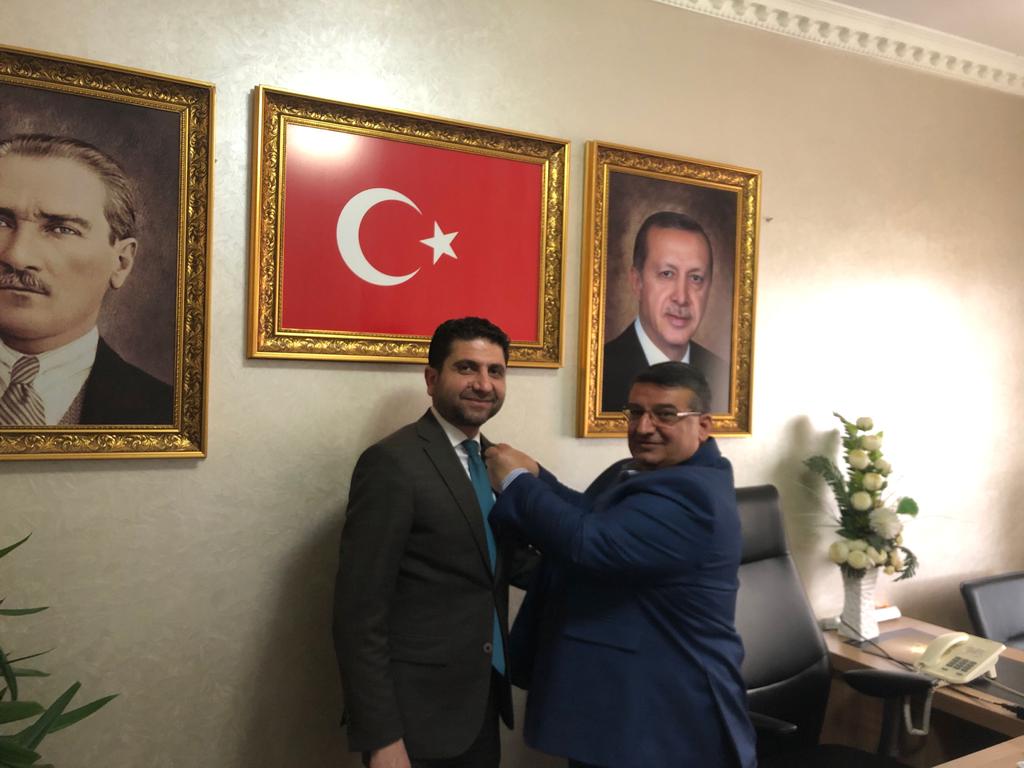 AkArtuklu's tweet photo. Mardin Sakatlar Derneği Başkanı Sn. Hasan ANUK İlçe Başkanımız Sn. Serdal BAĞIŞ'a Türk Bayraklı rozetini takdim etti.
Başkanımıza kıymetli hediyesi için teşekkür ediyoruz. https://t.co/OxOXfPFR7n