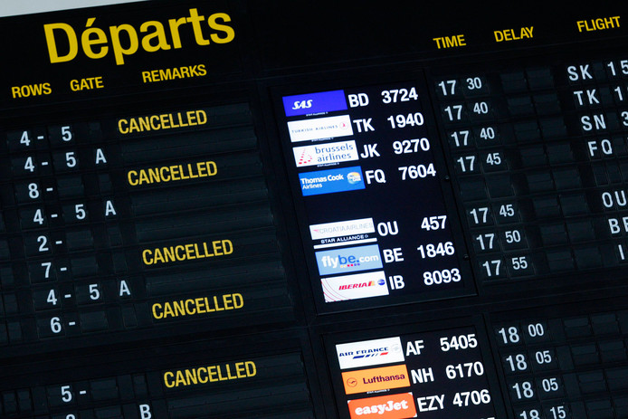 SimonNovember's tweet image. Je #vlucht vanuit een Europese luchthaven naar waar dan ook wordt geannuleerd, en u vraagt zich af waarop u recht heeft ? Welnu :

- uitstel van vertrek (voorstel door de luchtvaartmaatschappij)
- OF terugbetaling ticket
- GEEN schadevergoeding (overmacht)

#coronavirus #Corona