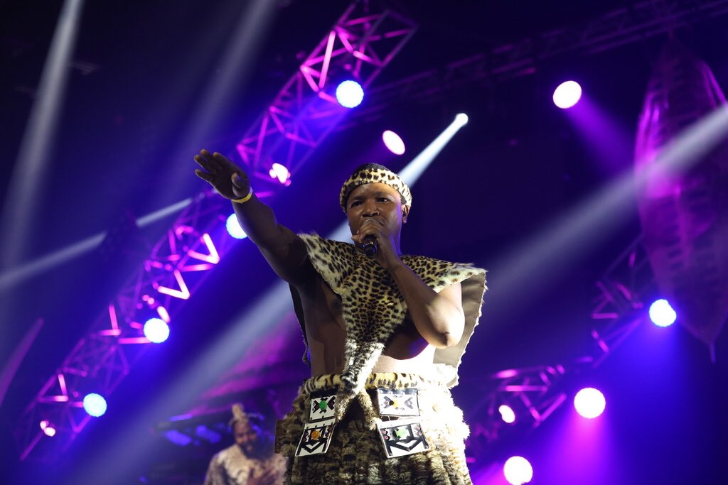 Ambitiouz_Ent's tweet photo. Ngangik’lobole ngenhloso eyodwa, ngangithand’ukuma kwakho
Ngangazitsheli ukuthi kuyoze kufike namhlanje
Namhlanj’ungumkami 

Umzukulu
#anightwithsjava😍 https://t.co/JbTfqPkQVA