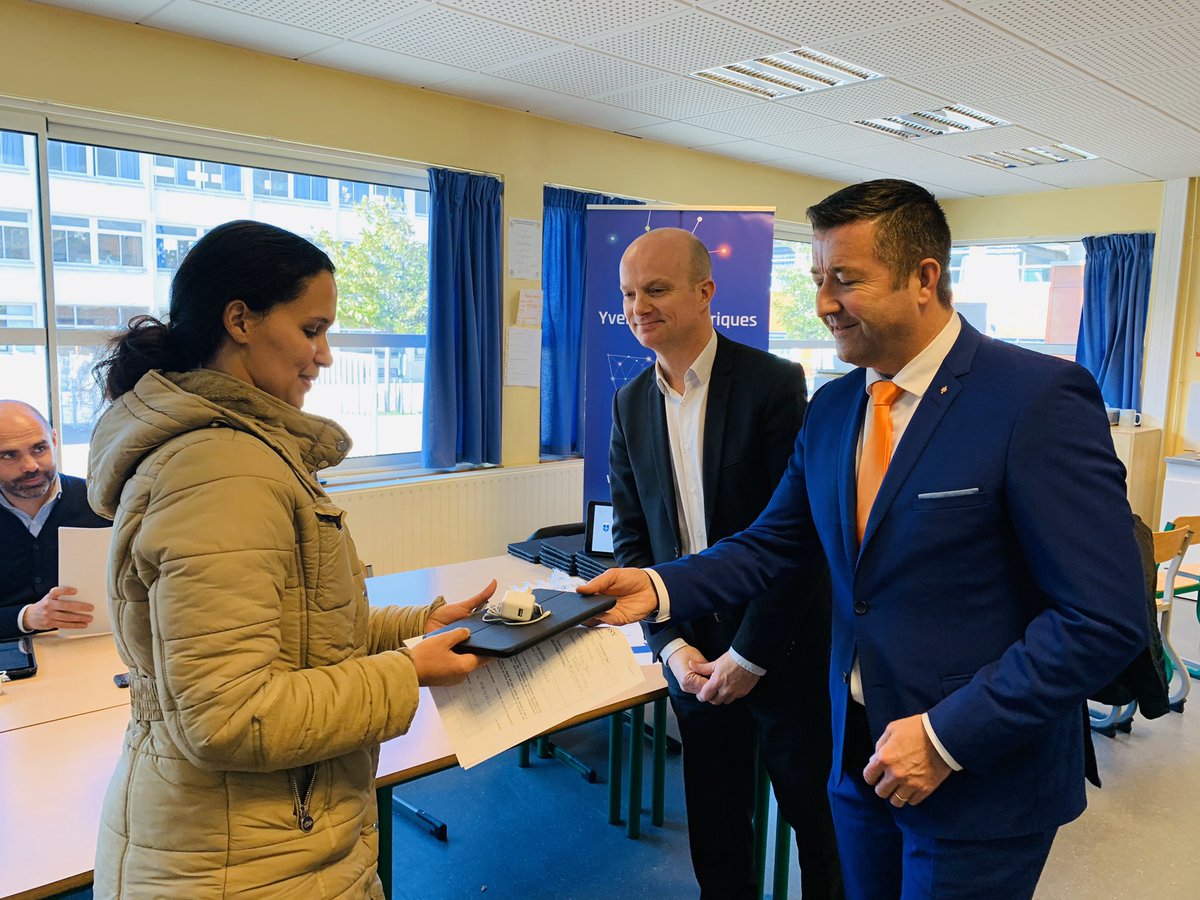 KARLOLIVE's tweet photo. Distribution de tablettes aux élèves de l’école #LesSablons, en partenariat avec @synumerique, pour assurer la continuité des travaux en classe grâce aux exercices postés chaque jour par les professeurs ! #COVID19
Merci à @Les_Yvelines et @synumerique pour leur réactivité ! https://t.co/toEjjs08MW
