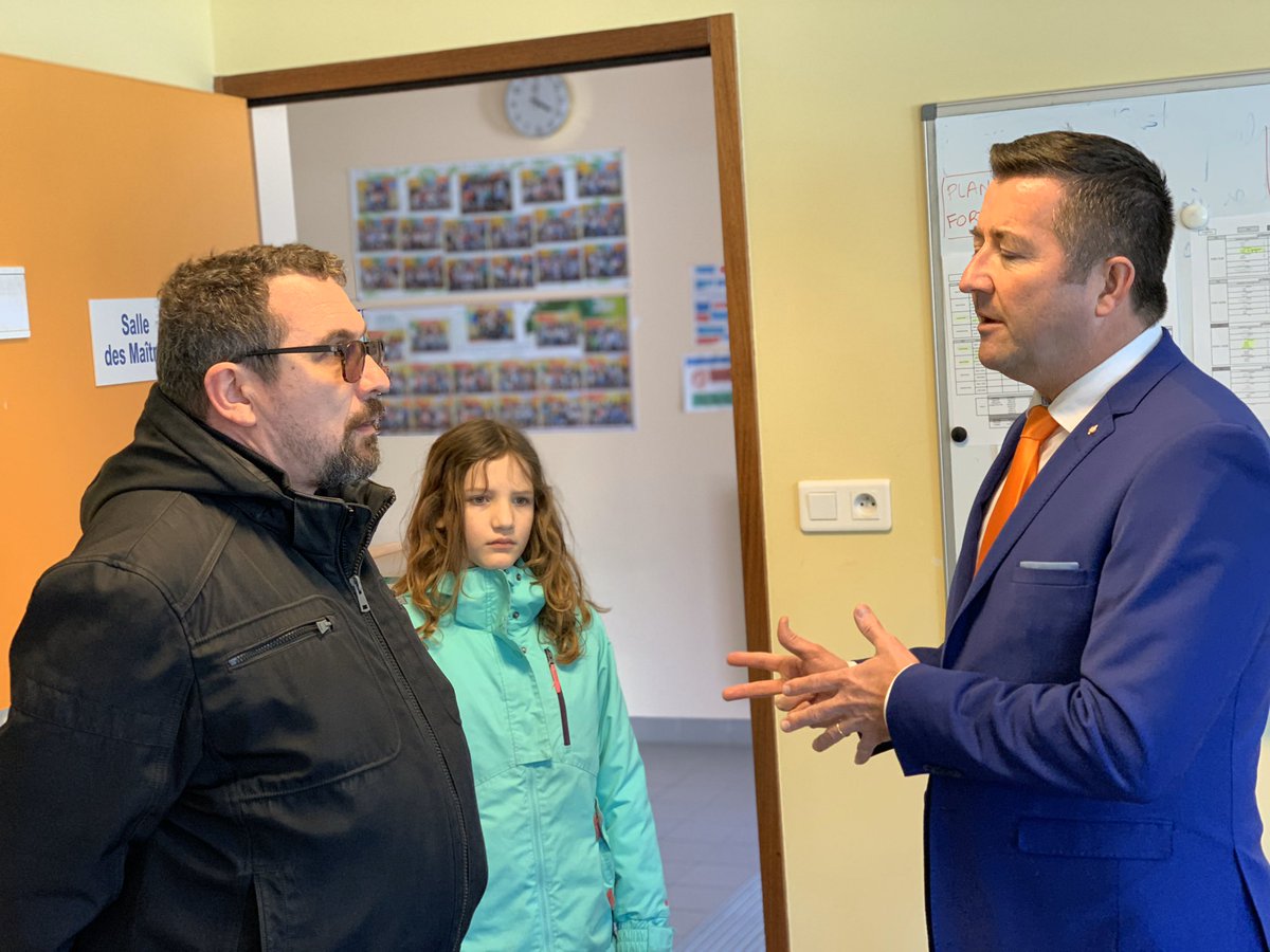 KARLOLIVE's tweet photo. Distribution de tablettes aux élèves de l’école #LesSablons, en partenariat avec @synumerique, pour assurer la continuité des travaux en classe grâce aux exercices postés chaque jour par les professeurs ! #COVID19
Merci à @Les_Yvelines et @synumerique pour leur réactivité ! https://t.co/toEjjs08MW